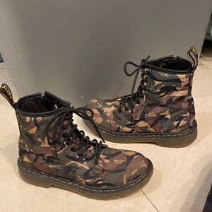 Kids Boys Girls Dr. Martens Air Wair Camo Boots Shoes size 2 Perfect Condition!